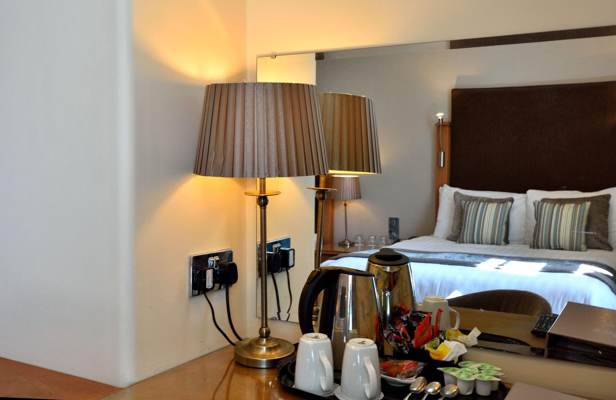 Queens Court 3*