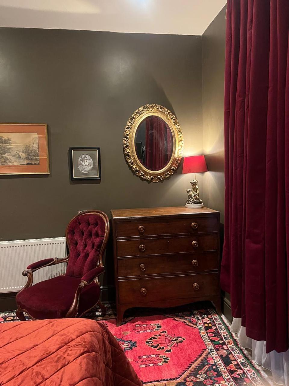 Queens Court 3*
