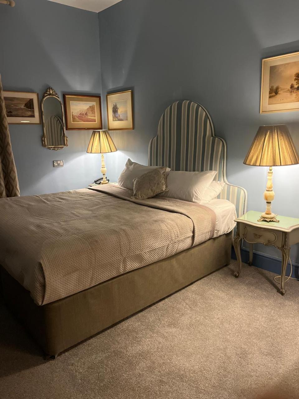 Queens Court 3*
