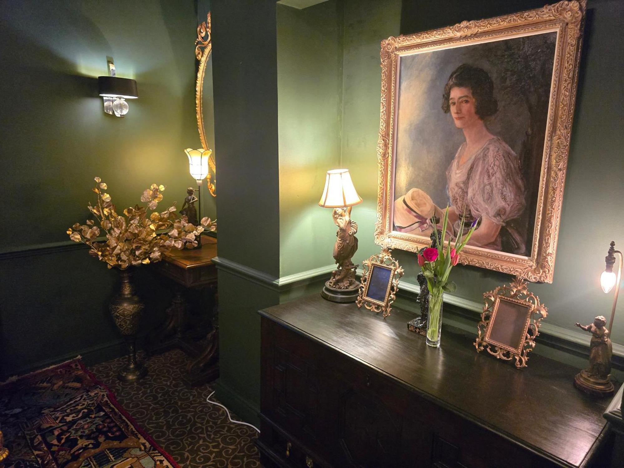 Queens Court Hotel