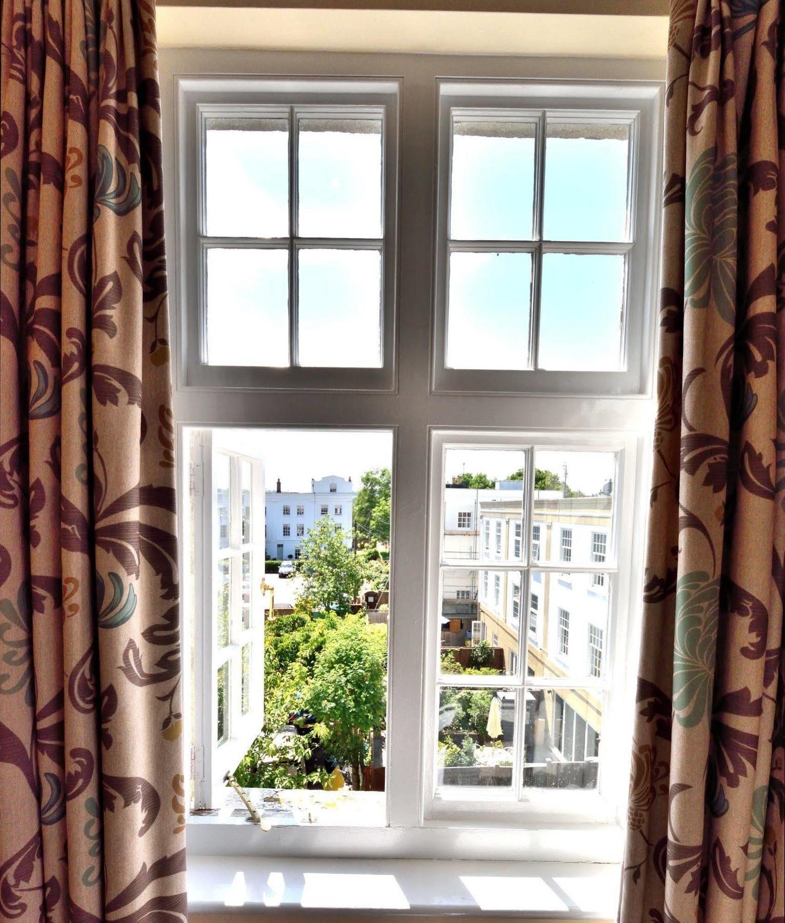 Hotel Queens Court 3*