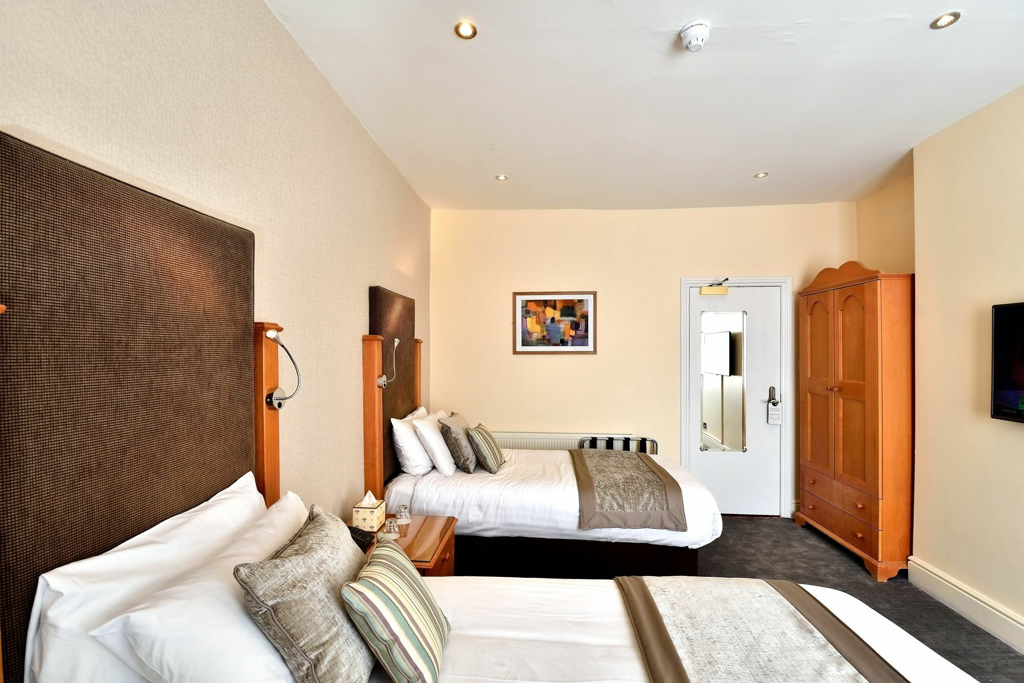 Queens Court 3*