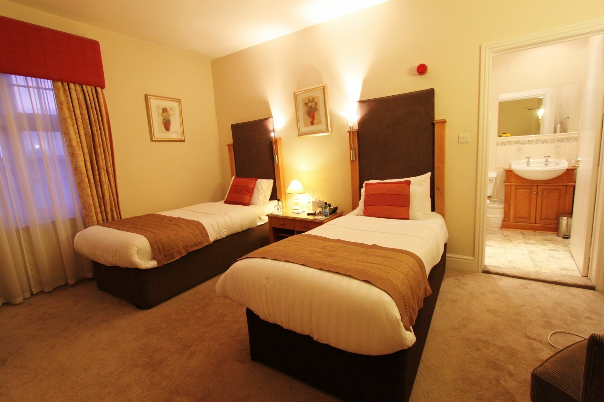 Hotel Queens Court 3*