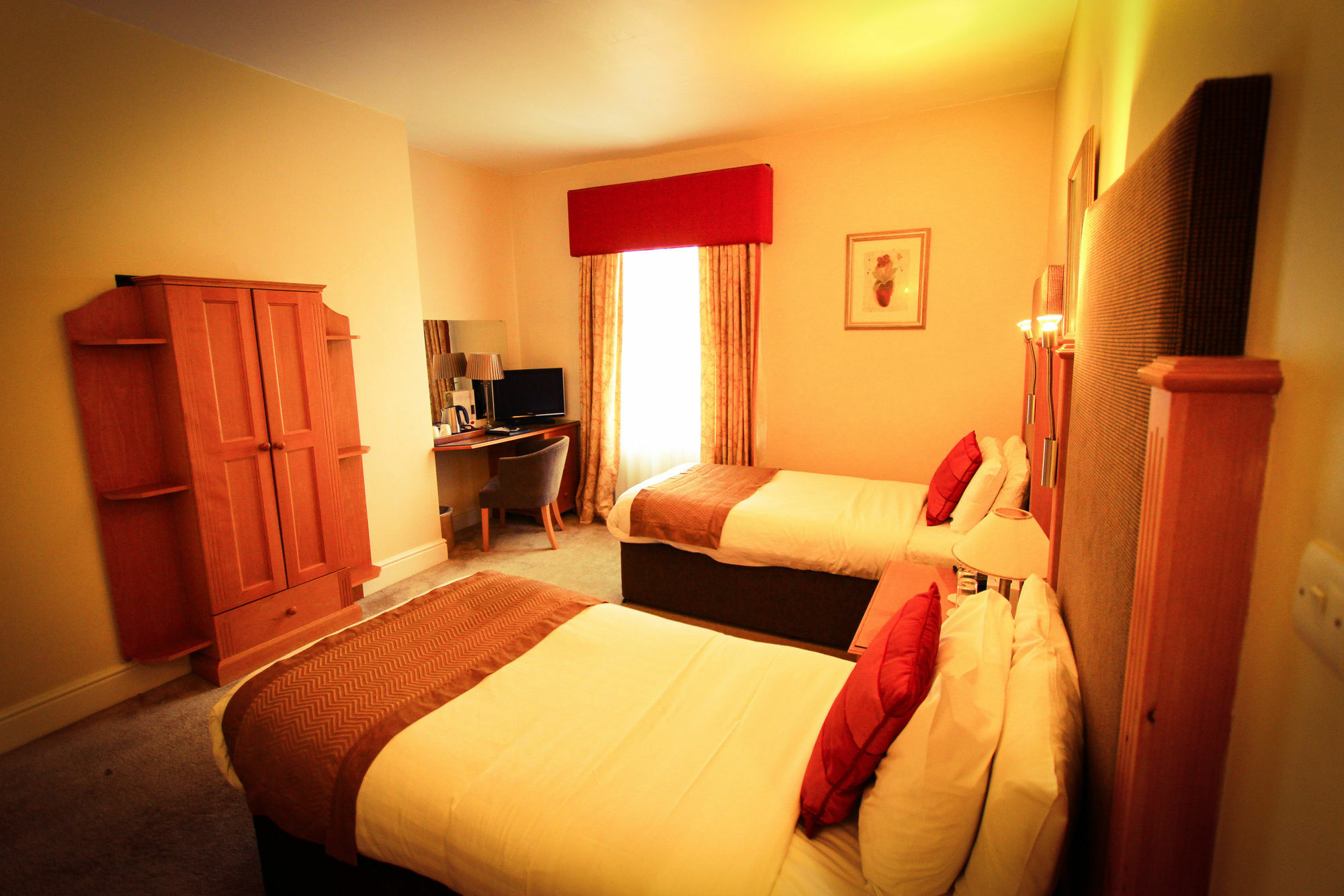 Queens Court Hotel 3*