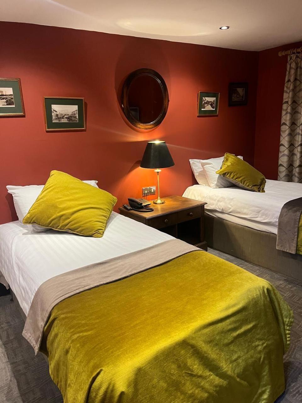 Queens Court 3*