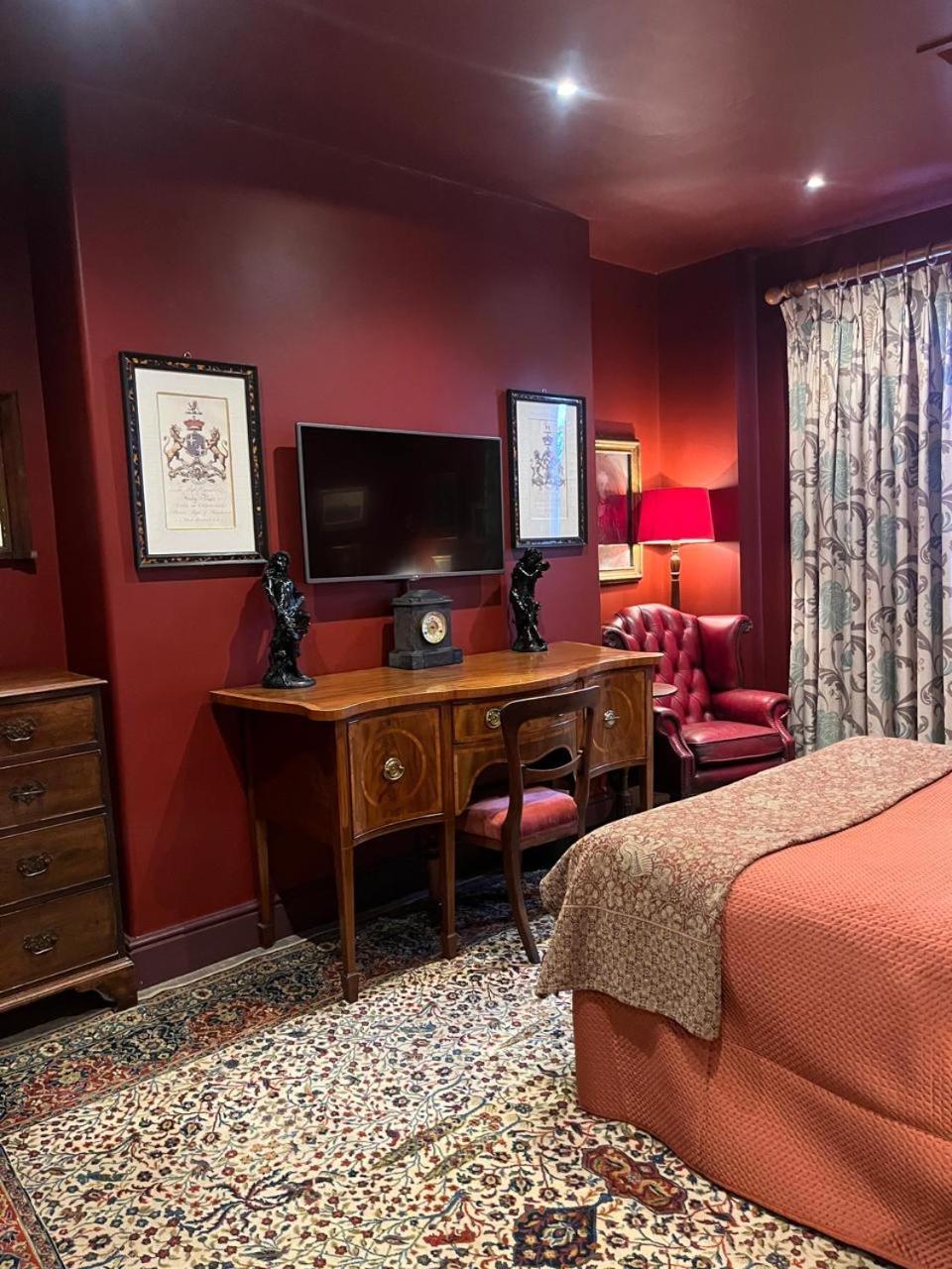 Queens Court 3*